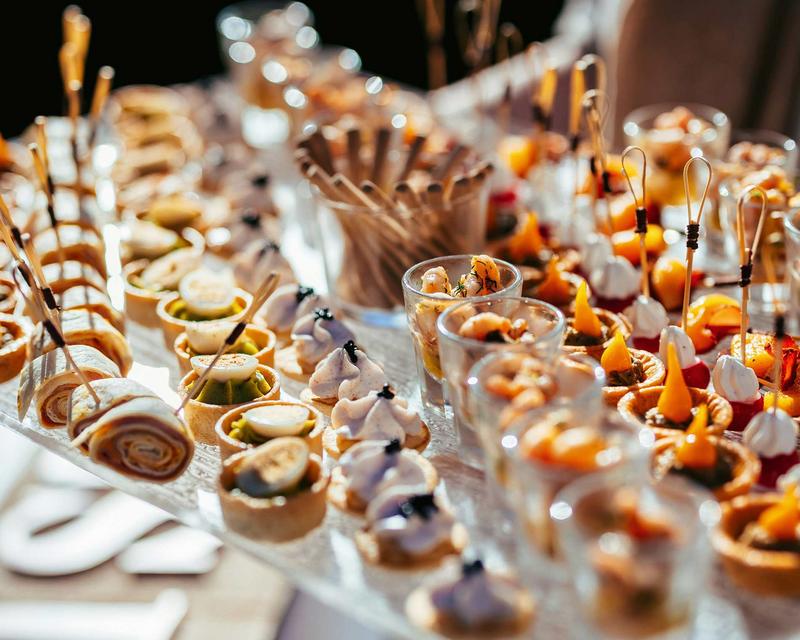 Buffet mit verschiedenen Häppchen