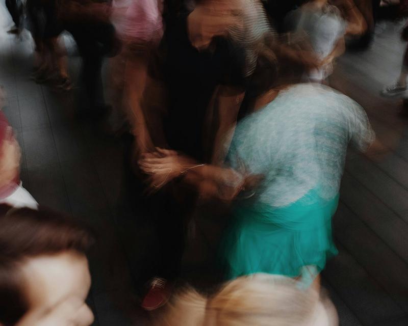 kunstvoll verschwommene Aufnahme einer tanzenden Festgesellschaft
