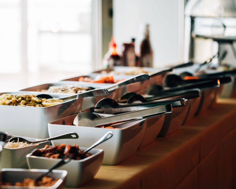Detailaunfnahme eines Buffets mit mehreren Salaten