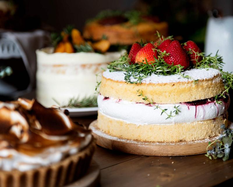 Kuchenbuffet mit verschiedenen Torten